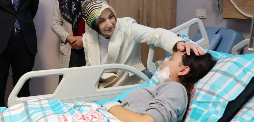 DEVLET ANA SERVİS KAZASINDAKİ EVLATLARINI ZİYARET ETTİ.