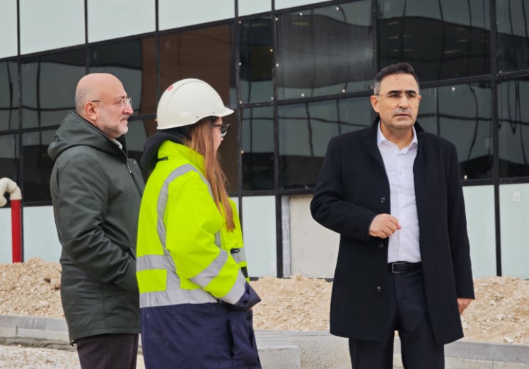 Diş hastanesinin ışıkları yanıyor, ekipler çalışıyor