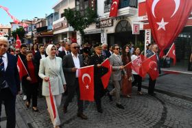 Çeşme'de Coşkulu Kutlamalar: Törene Yoğun Katılım