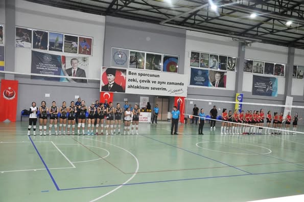 Kaymakam ve İlçe Müdürü Voleybol Maçını İzledi