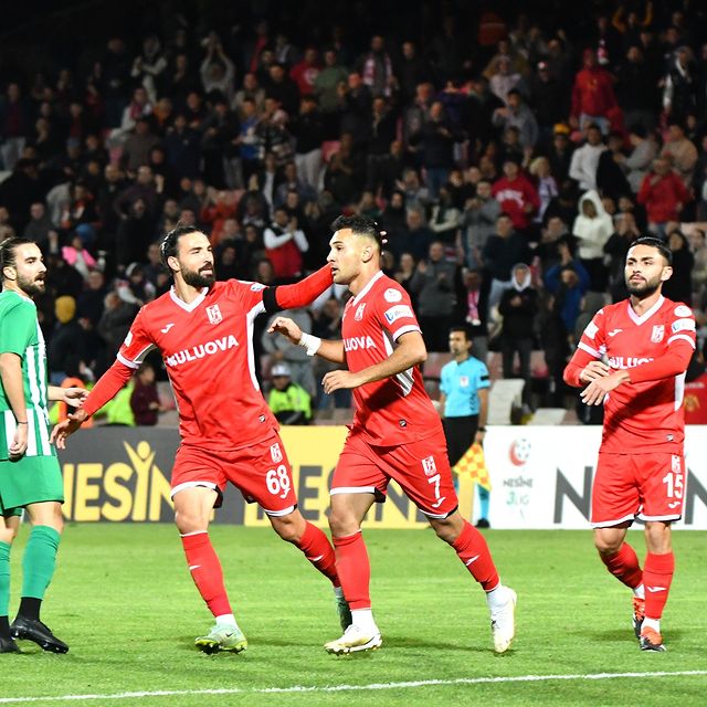 Balıkesirspor, Çayelispor'u 2-1 yenerek önemli bir galibiyet aldı