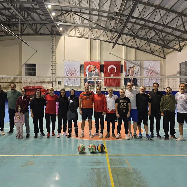 Erdek'te Öğretmenler Günü Etkinlikleri Kapsamında Voleybol Turnuvası Düzenlendi