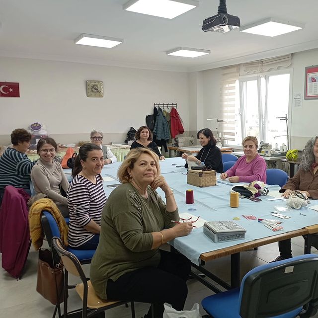 Ayvalık Halk Eğitimi Merkezi'nde Giyim Üretiminde Temel Teknikler Kursu Başladı