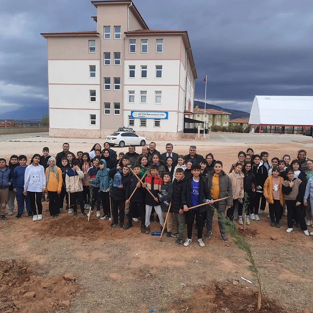 Selçuk Gürdal Ortaokulu’nda Ağaç Dikme Etkinliği Düzenlendi