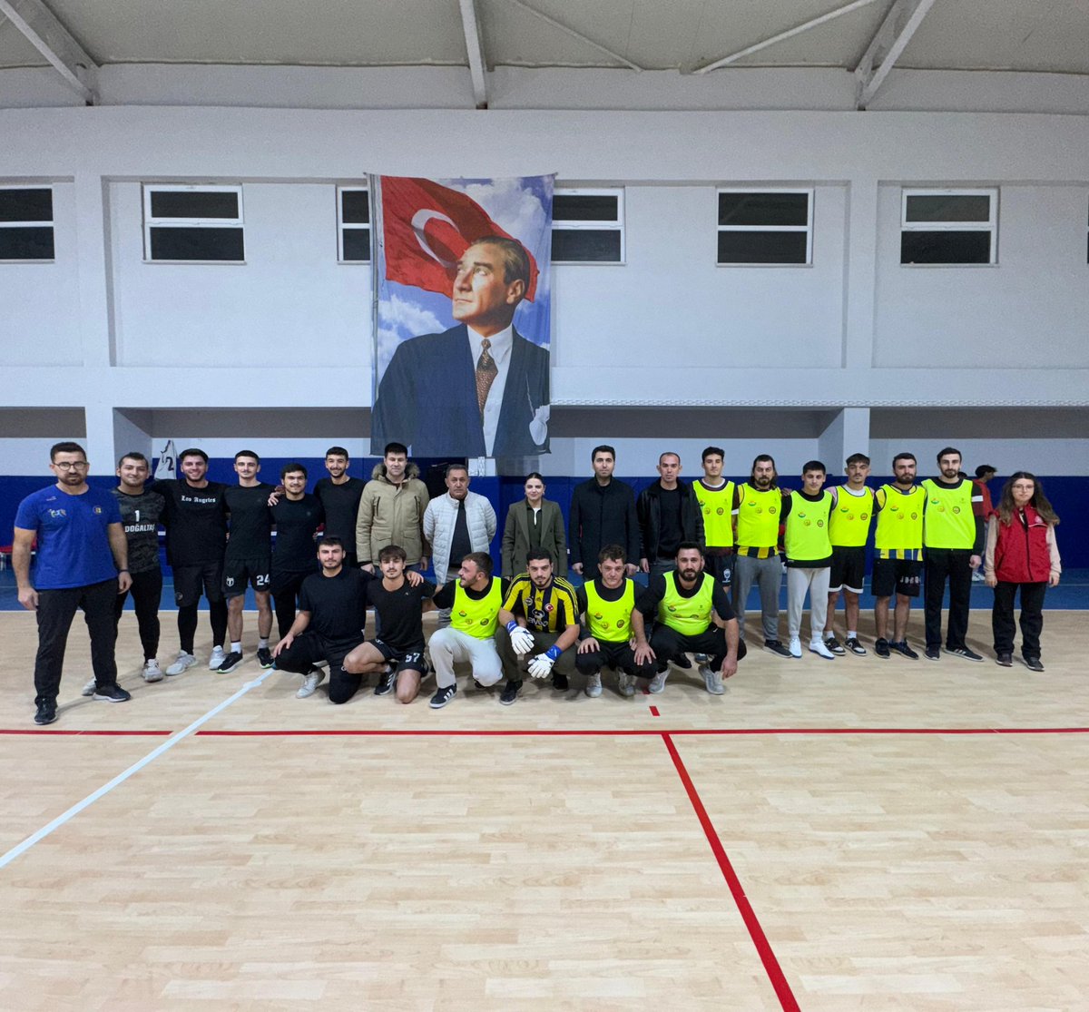 Marmara Kaymakamı Elif Çelik, Futsal Turnuvası'nın açılış maçına katıldı