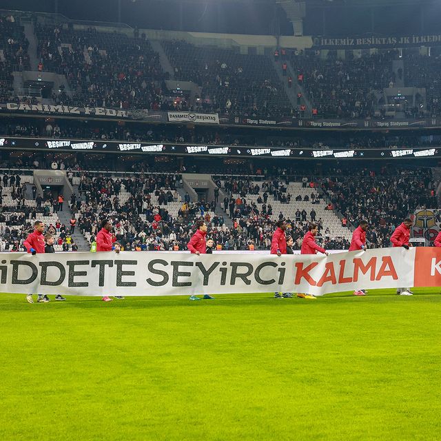 Göztepe, Beşiktaş Maçında Kadına Yönelik Şiddete Karşı Duruşunu Gösterdi