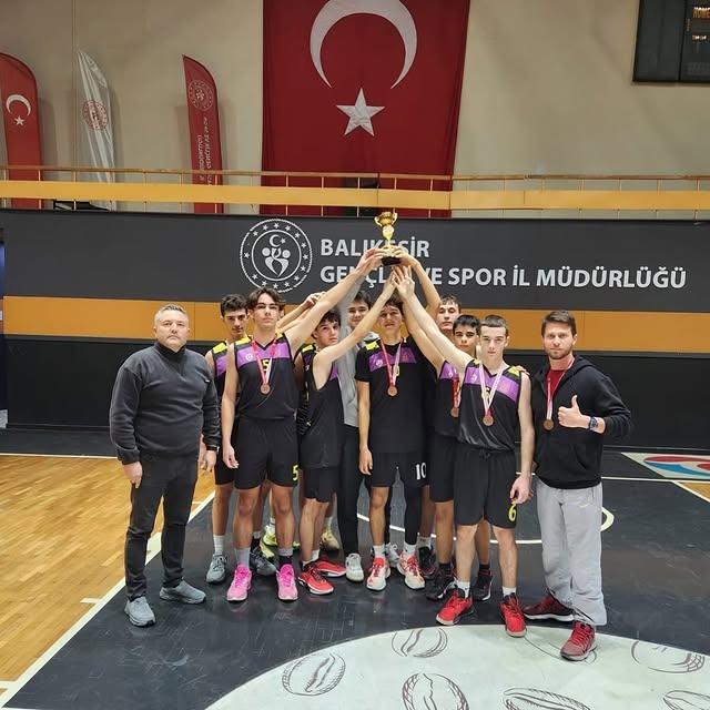 Ayvalık Özel Uğur Anadolu Lisesi Basketbol Takımı Başarı Elde Etti