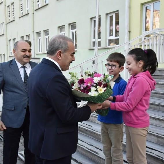 Balıkesir İl Milli Eğitim Müdürü Manyas İstiklal İlkokulu'nu Ziyaret Etti