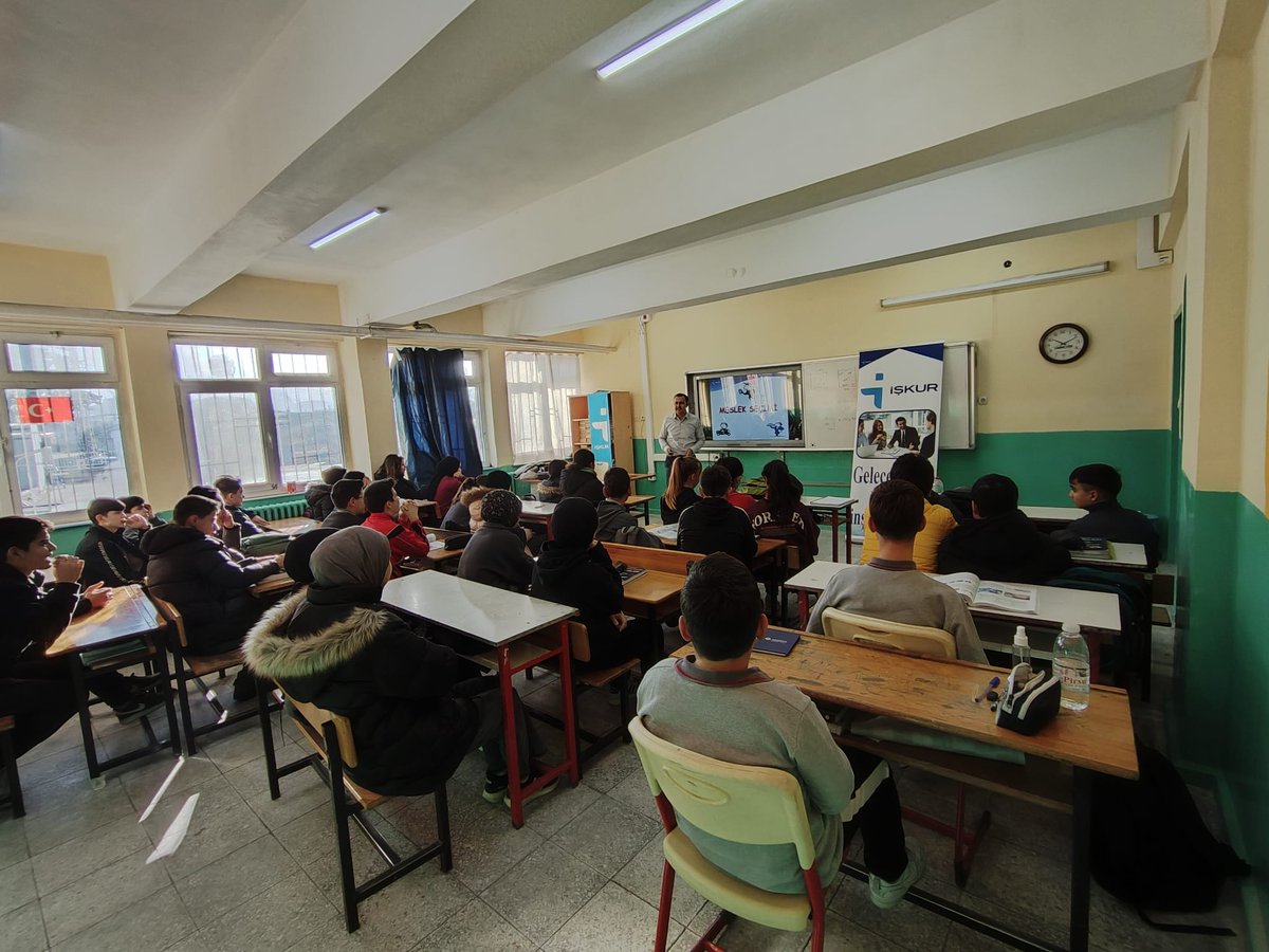 Manisa Çalışma ve İş Kurumu, Osmancalı Merkez İmam Hatip Ortaokulu'nda Meslek Danışmanlığı Semineri Düzenledi