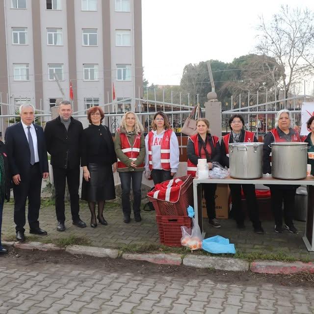 CHP Turgutlu Kadın Kolları, eğitim gören öğrencilere çorba dağıttı