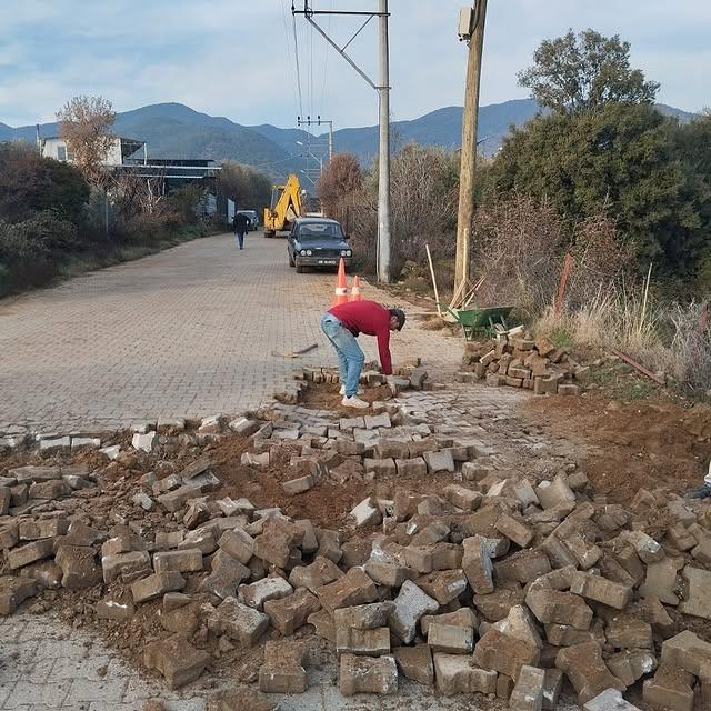 Çamköy Mahallesi’nde Yol ve Kaldırım Bakım Çalışmaları Devam Ediyor