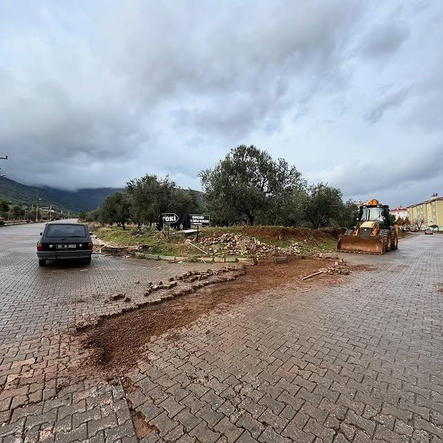 Yol ve Kaldırım Bakım Çalışmaları Karacasu İlçesinde Devam Ediyor