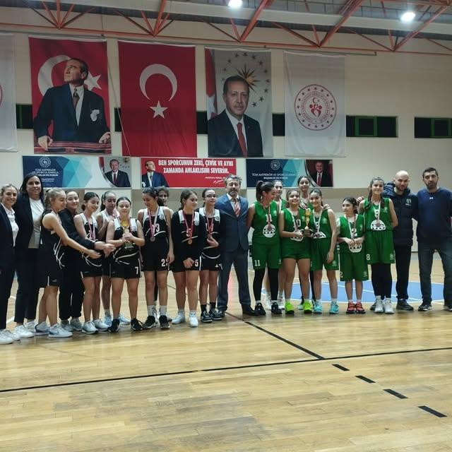 Burhaniye Belediyespor U14 Kız Basketbol Takımı Sezonu 4. Sırada Tamamladı