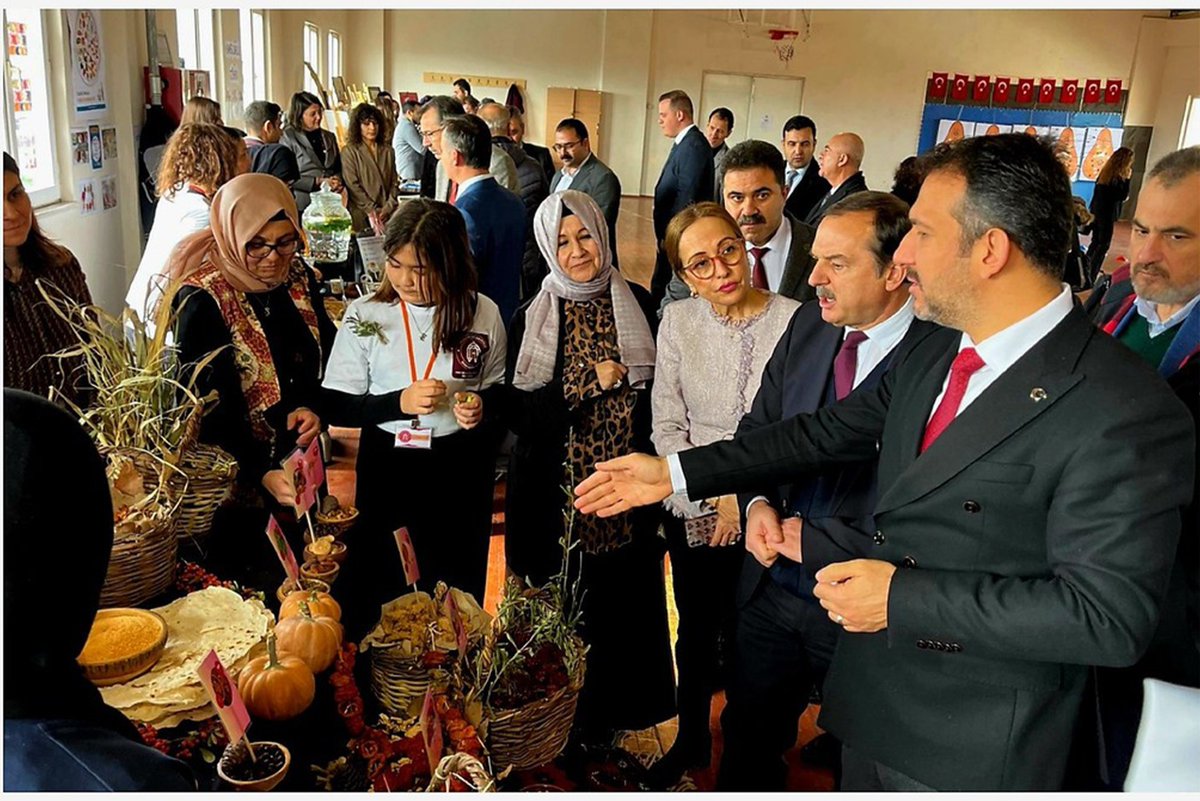 Akhisar Hilaliye Kız Anadolu İmam Hatip Lisesi Beslenme Dostu ve Fiziksel Aktiviteyi Destekleyen İş Yeri Programı'nda Başarılı