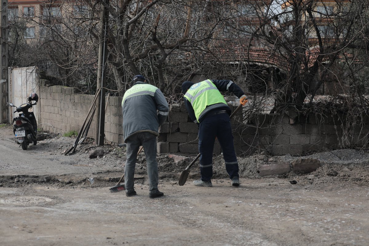 Hürriyet Mahallesi'nde Asfalt Yama Çalışmaları Devam Ediyor