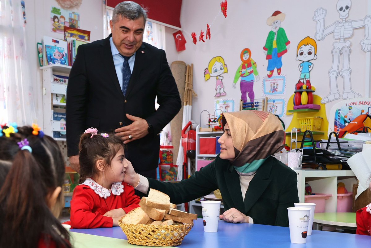 Afyonkarahisar Valisi Doç. Dr. Kübra Güran Yiğitbaşı, Erenler Anaokulu ve İlkokulu’nda Öğrencilere Tarhana Çorbası İkramında Bulundu