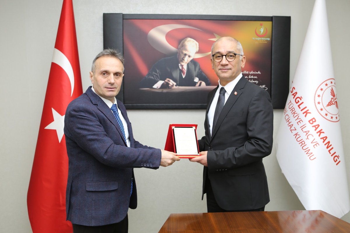 Tıbbi Cihaz ve Kozmetik Ürünler Başkan Yardımcılığı görevinden ayrılan Dr. Mehmet Hakan Fırat'a plaket takdim edildi