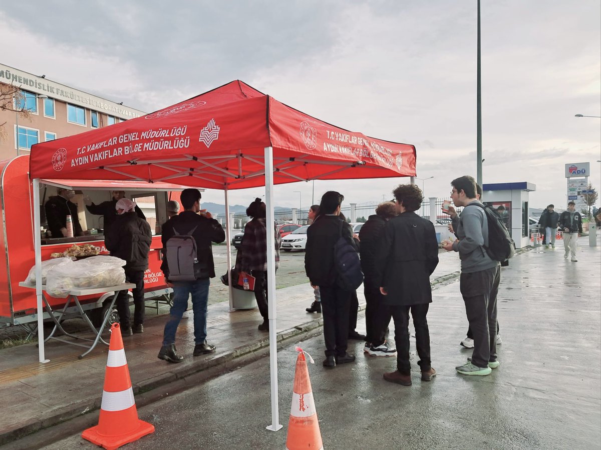 Aydın Vakıflar Bölge Müdürlüğü Üniversite Öğrencilerine Çorba İkramı Yapıyor