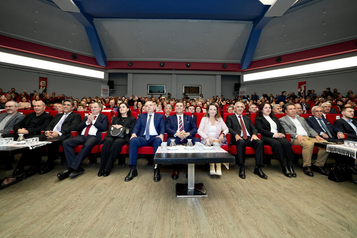 CHP Manisa İl Başkanı İlksen Özalper, parti yöneticileriyle bir araya geldi