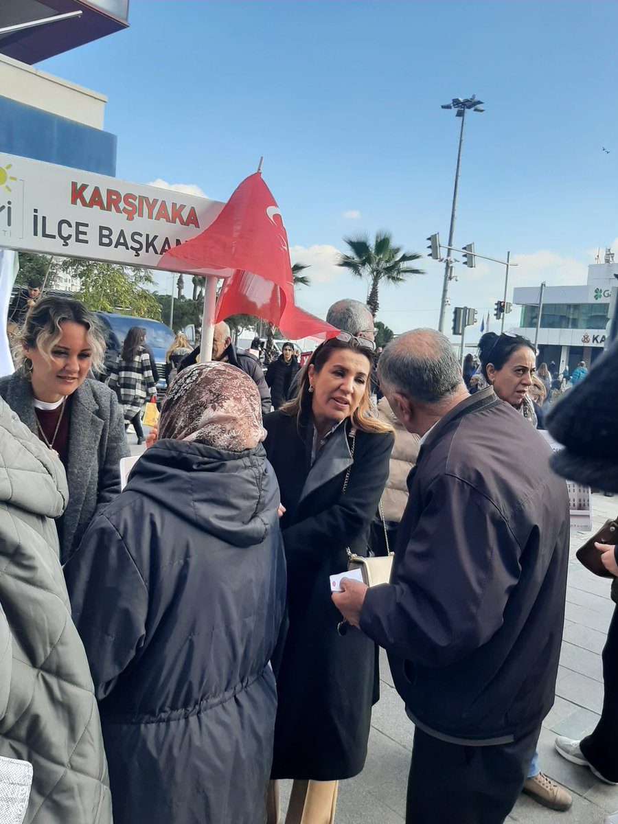 İYİ Parti İzmir İl Başkanı Ülkü Doğan, Emekliler Standına Katıldı