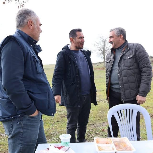 Balıkesir Balya Belediye Başkanı Orhan Gaga'nın Hacıhüseyin Mahallesi Ziyaretinde Dostluk Ve Sevgi Duygusunu Paylaştığı An