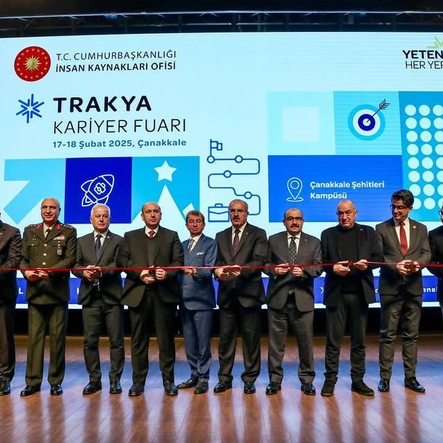 Balıkesir Valisi İsmail Ustaoğlu, Çanakkale'de düzenlenen kariyer fuarında yer aldı