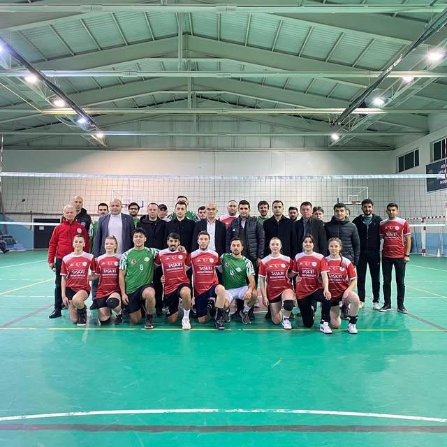 Manyas'ta Geleneksel Voleybol Turnuvasına Başlandı