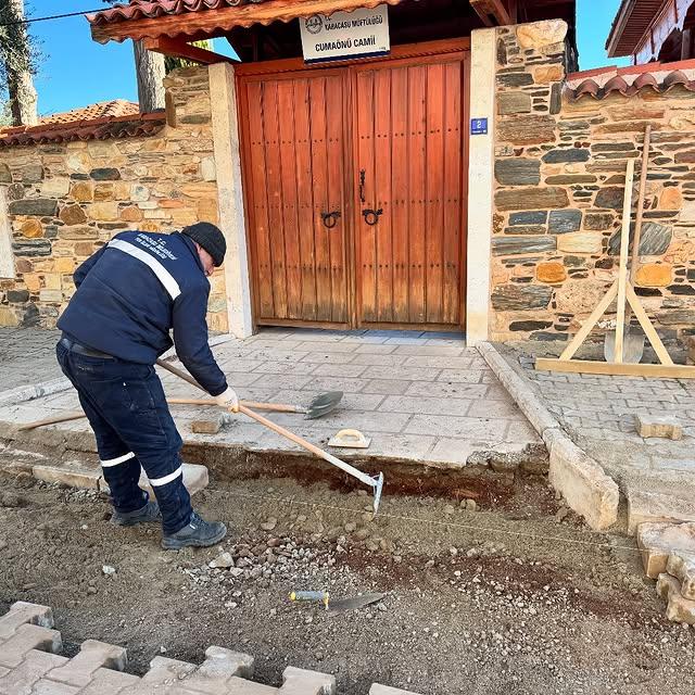 Karacasu'da Yol ve Kaldırım Bakım Çalışmaları Devam Ediyor