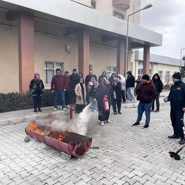 Sandıklı'da İtfaiye Müdürü Huzurevine Yangın Güvenliği Eğitimi Verdi