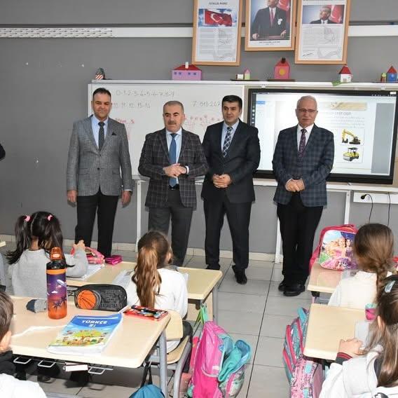 Balıkesir'de Eğitim Deneyimi: İl Milli Eğitim Müdürü Ercan Kıvrak İlkokulunu Ziyaret Etti