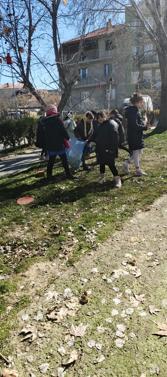 Başmakçı'da Öğrenciler Anıt Çevresini Temizledi