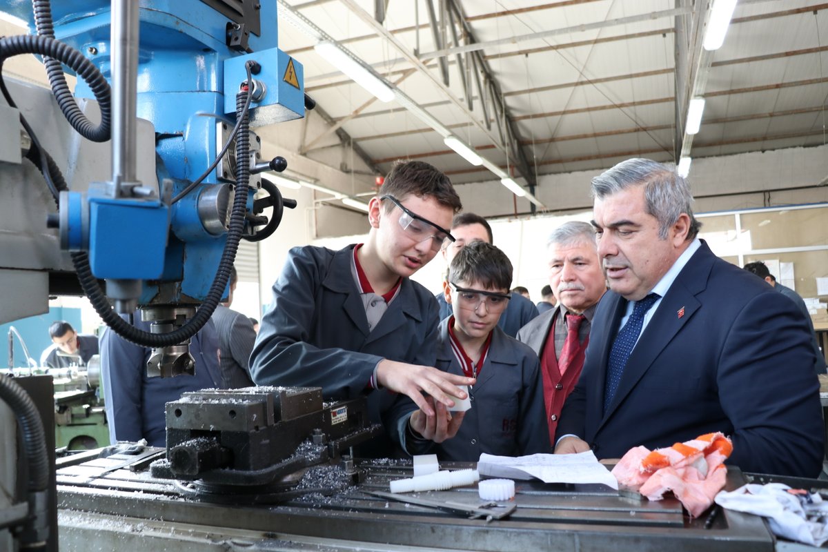 Afyonkarahisar'da Miraç Sünnetci İl Milli Eğitim Müdürü, Rahmiye Şerefi Palalı Teknik Okulunu Ziyaret Ediyor