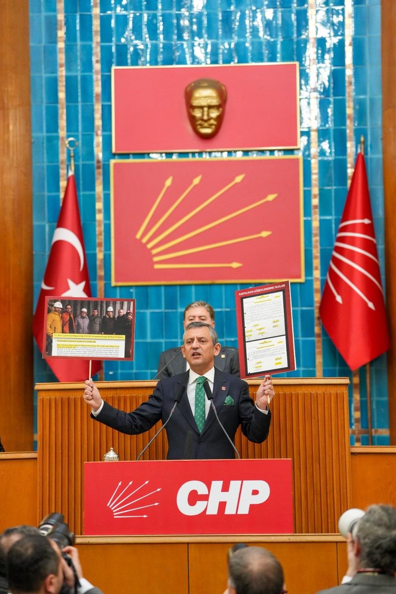 CHP Manisa, Gazi Mahallesi'de Ailelerle Toplanıyor; Partinin Programını İnceledi