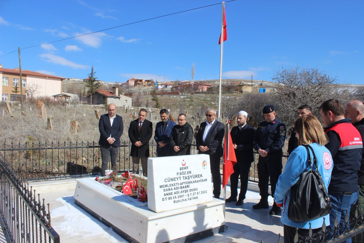 Haber: Çobanlar Kaymakamı ve Kurum Amirleri, Şehit Gençlik Öğrencisi Cüneyt Taşyurek'in Kabrini Ziyaret Etti