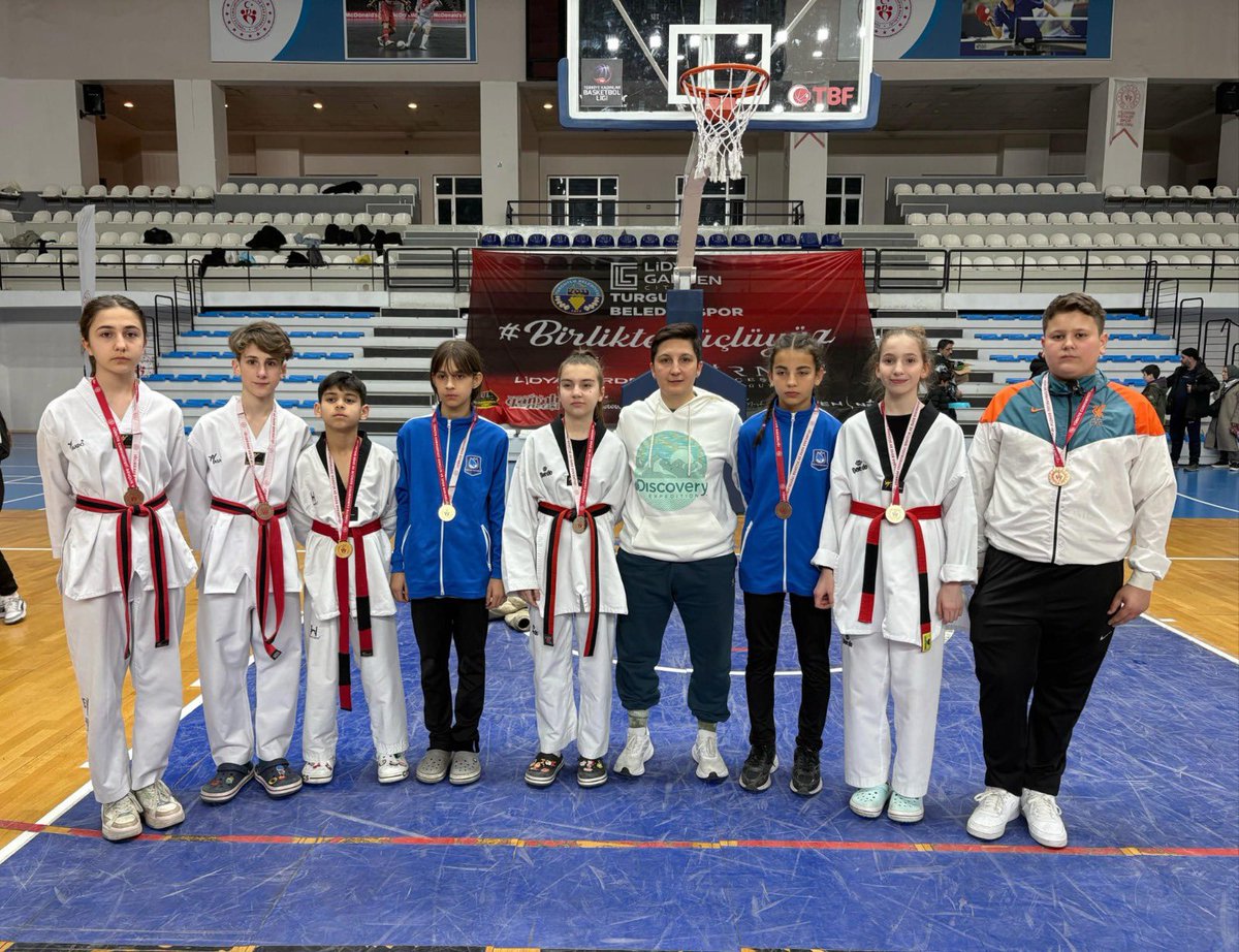 Yunusemre Belediyespor Taekwondocuları Turgutlu'da Başarıya Uğradı: 12 Madalya ve Türkiye Şampiyonası Vizesi