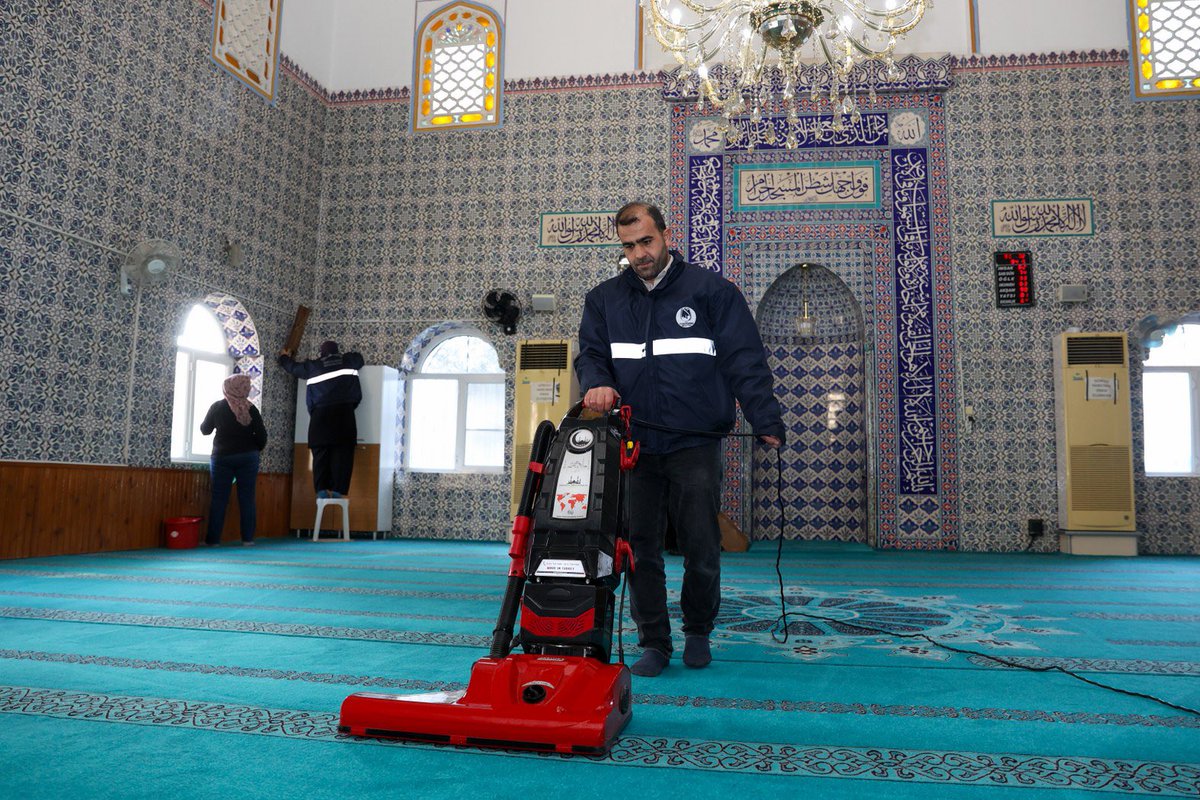 Yunusemre'de Ramazan Ayına Hazır İbadethaneler: Belediyenin Kapsamlı Temizlik Çalışmaları