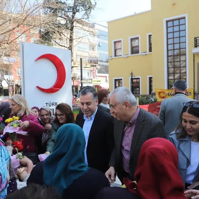 Turgutlu Belediyesi, 8 Mart'ta Kadınlara Çiçek Dağıtımı Düzenledi