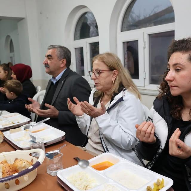 Balıkesir Balya Belediye Başkanı Orhan Gaga, Ramazan Ayında Hemşehrileriyle İftara Katıldı