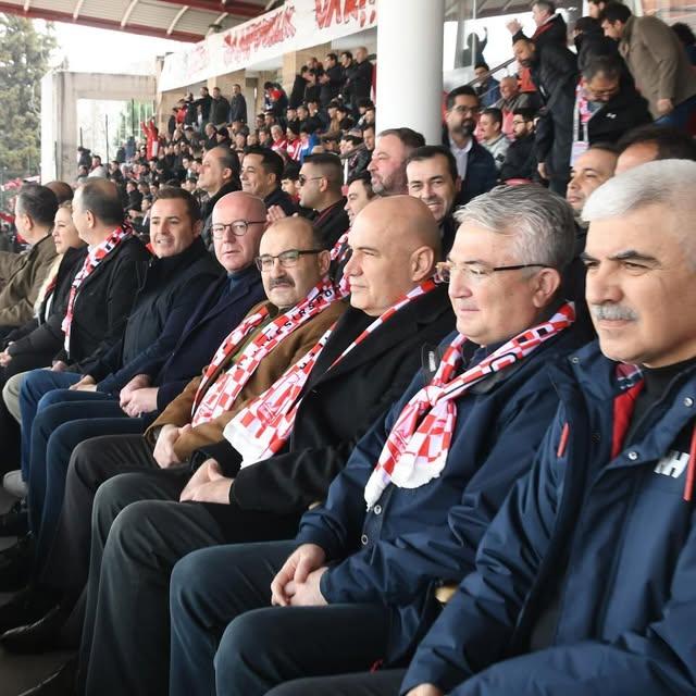 Balıkesir Valisi Maçta Sporcuları Destekledi