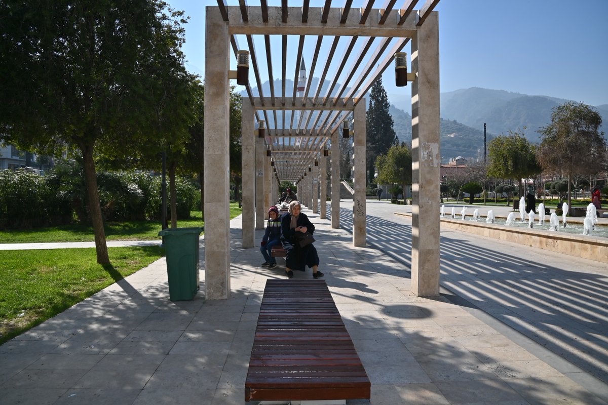 Manisa Büyükşehir Belediyesi, Parklarda Bakım ve Güzelleştirme Çalışmalarını Sürdürüyor