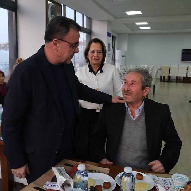 Altıeylül Belediye Başkanı Hakan Şehirli, Kırsal Mahallelerdeki 65 Yaş Üstü Büyüklerle İftar Yemeğinde Bir Araya Geldi