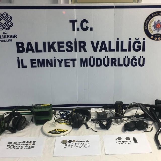 Balıkesir'de Tarihi Eser Kaçakçılığı Operasyonu: Roma ve Bizans Dönemine Ait Sikkeleri ve Heykeli Ele Geçirildi