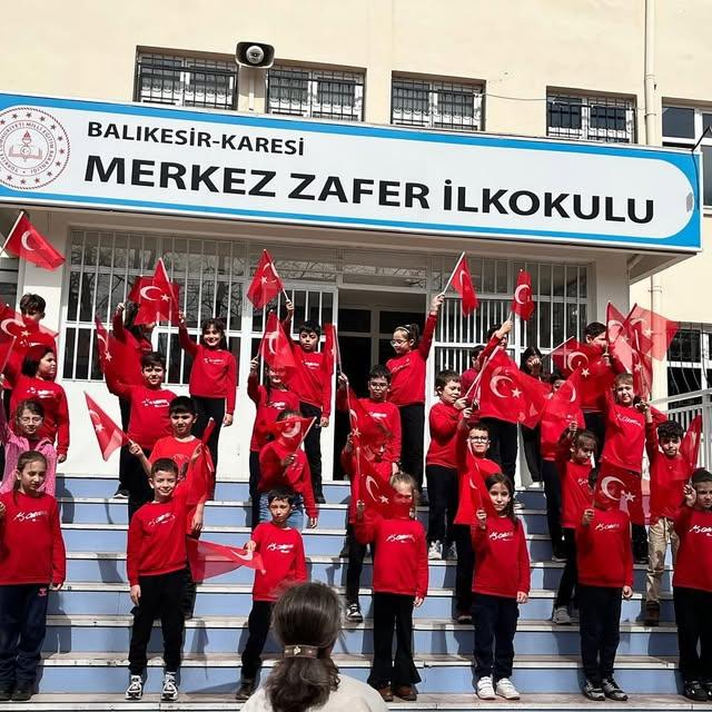 İstiklâl Marşı'nın Kabulünün 104. Yılı Kutlandı: Karesi İlçe MEM'de Öğrenci ve Öğretmenler Bir Arada