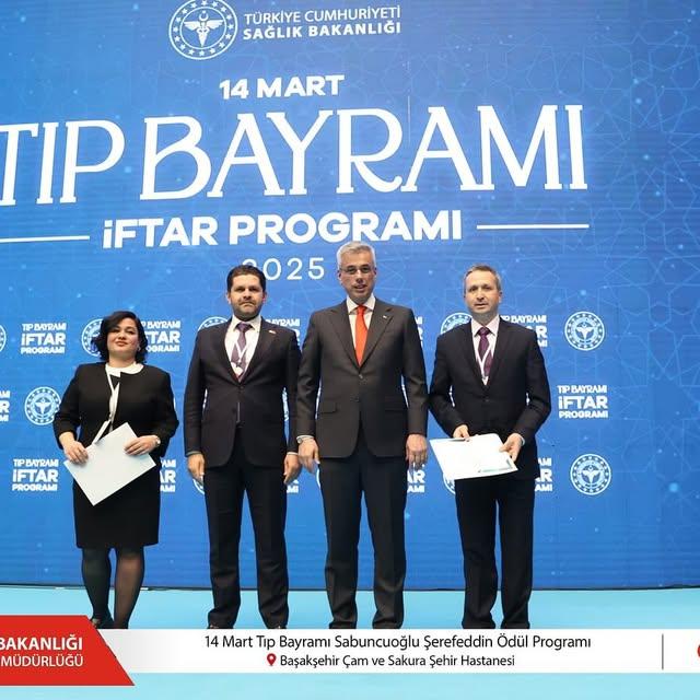 Cumhurbaşkanı Erdoğan'ın Katıldığı Tıp Bayramı İftar Programında İzmirli Sağlık Çalışanlarına Ödül