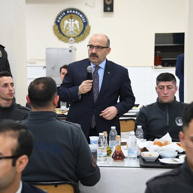 Vali Ustaoğlu, Polis Adaylarıyla İftar Yaptı