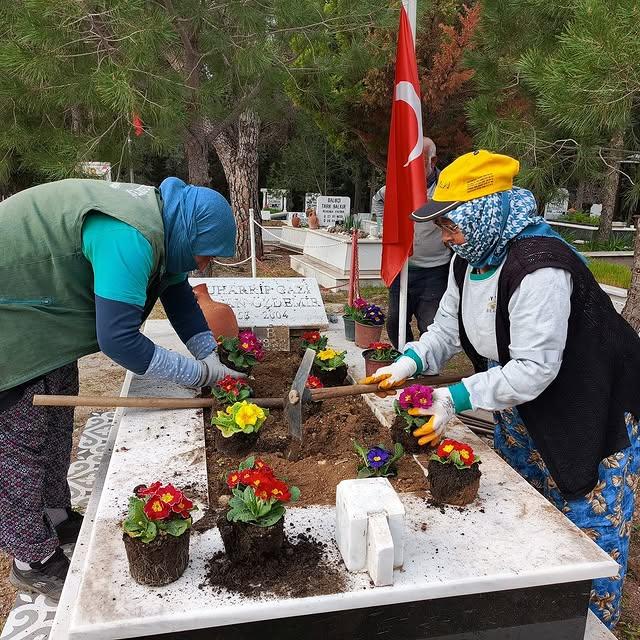 Ayvalık Belediyesi, Şehitliklerde Bakım Çalışması Yaptı