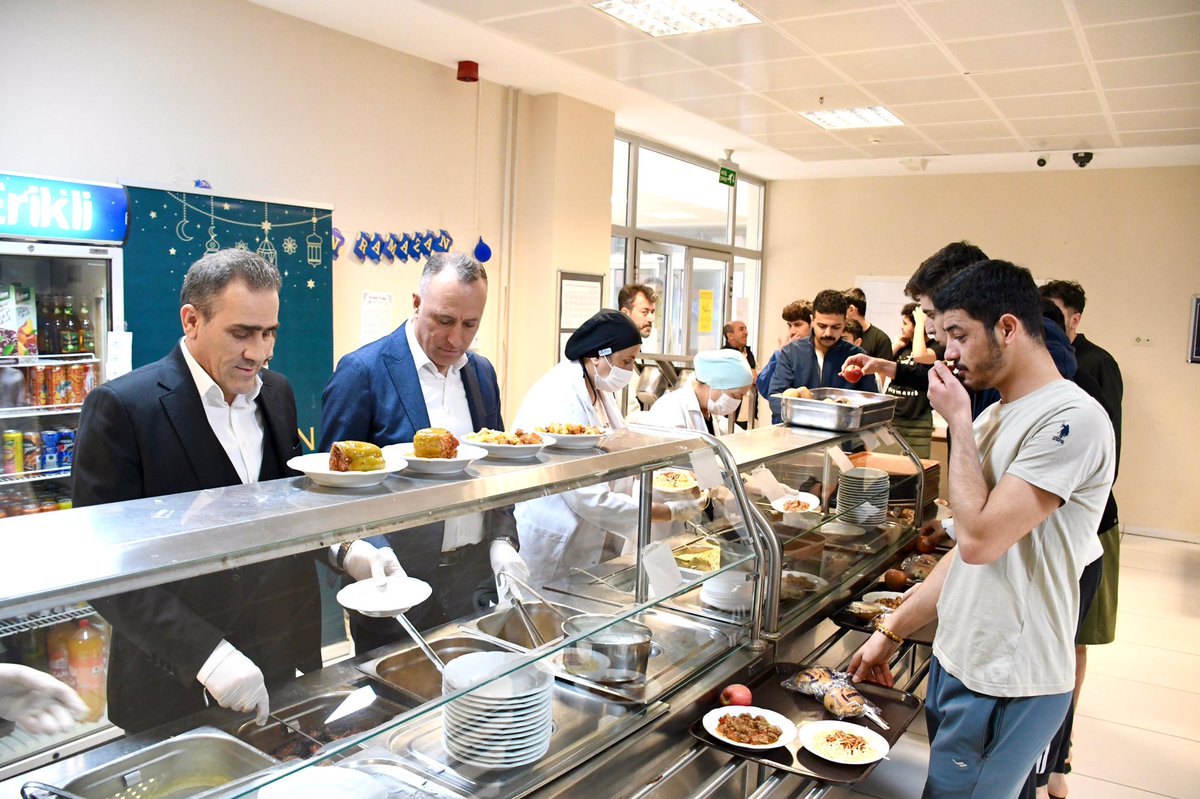 Kaymakam Memiş, Burhaniye'deki KYK Yurdunu Ziyaret Etti ve İftar Programına Katıldı