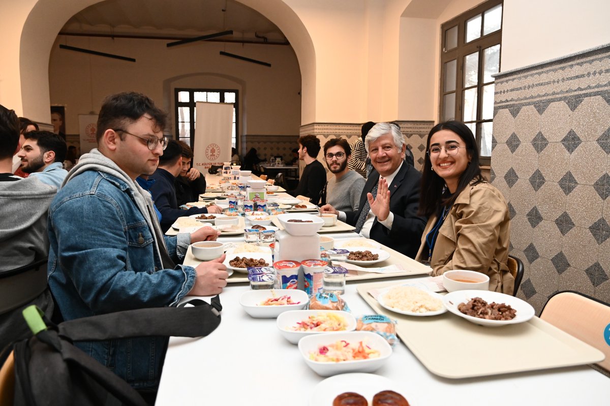 Sağlık Bilimleri Üniversitesi Rektörü, Öğrencilerle İftar Yemeğinde Buluştu