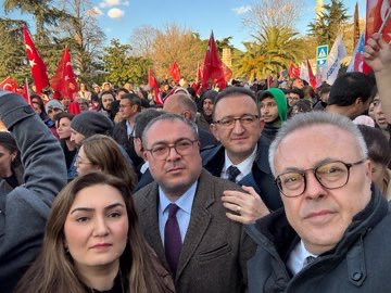 Ekrem İmamoğlu'na Destek Mitingi: CHP'liler Saraçhane Meydanını Doldurdu