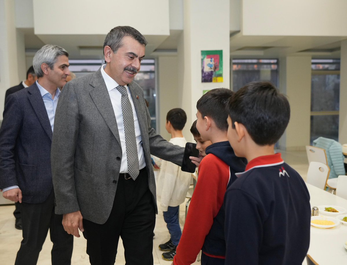 Bakan Tekin, Ümitköy Kız Anadolu İmam Hatip Lisesi'nde Öğrencilerle İftar Yaptı